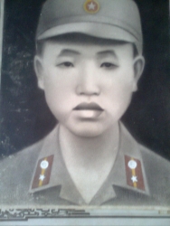 Em trai Nguyễn Mạnh Từ tìm mộ anh trai Nguyễn Mạnh Cường hy sinh năm 1970