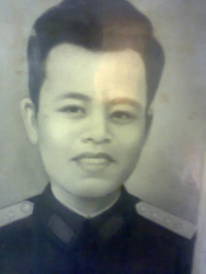 Con trai Đậu Văn Sơn tìm mộ bố Đậu Văn Dớn hy sinh năm 1966