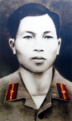 NGUYỄN THỊ HƯƠNG tìm phần mộ liệt sỹ NGUYỄN THANH HOẠT hy sinh năm 1971