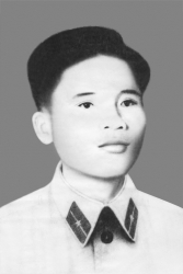 cháu Phạm Thị Huấn tìm mộ chú Phạm Văn Nhân hy sinh ngày 12-8-1969