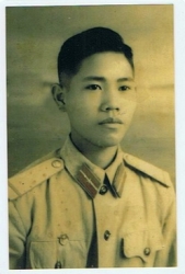 Nguyễn Thị Thu Phượng tìm mộ liệt sĩ Nguyễn Xuân Lũy