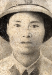 cháu Đỗ Trọng Thống tim mộ ông nội:liệt sĩ :Đỗ Văn Giang hi sinh năm 1967