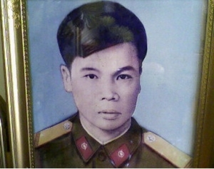 Trần Xuân Bình tìm mộ liệt sĩ Trần Đình Khâm